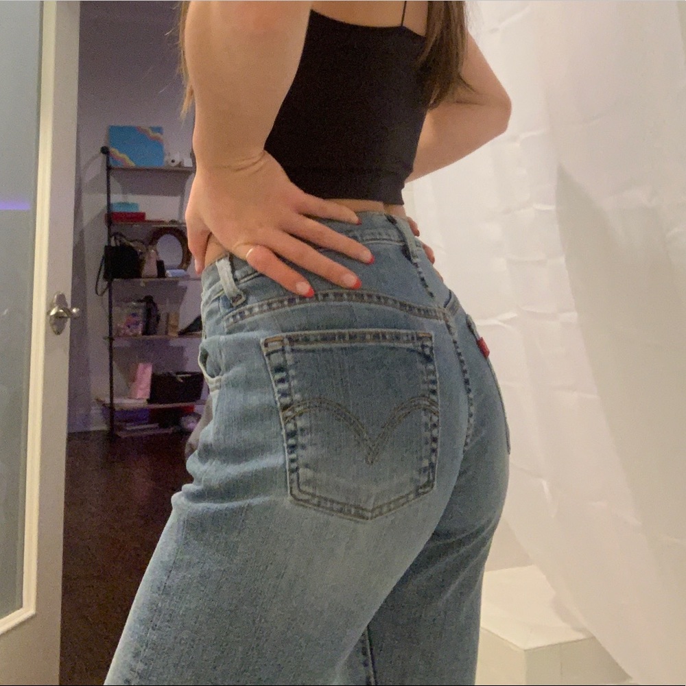 VINTAGE LEVI’S LIGHT/MEDIUM WASH JEANS